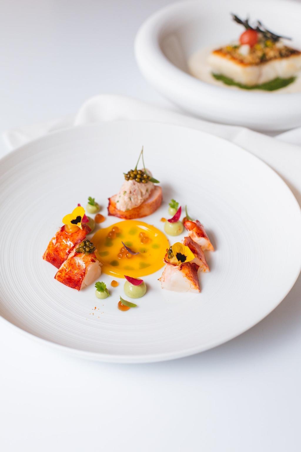 Tataki de bogavante con caviar royal, aguacate, ponzu y mango