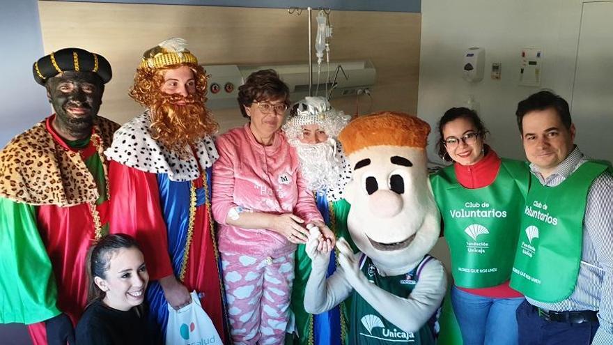 Chicui y los Reyes Magos visitan el Hospital QuirónSalud de Málaga.