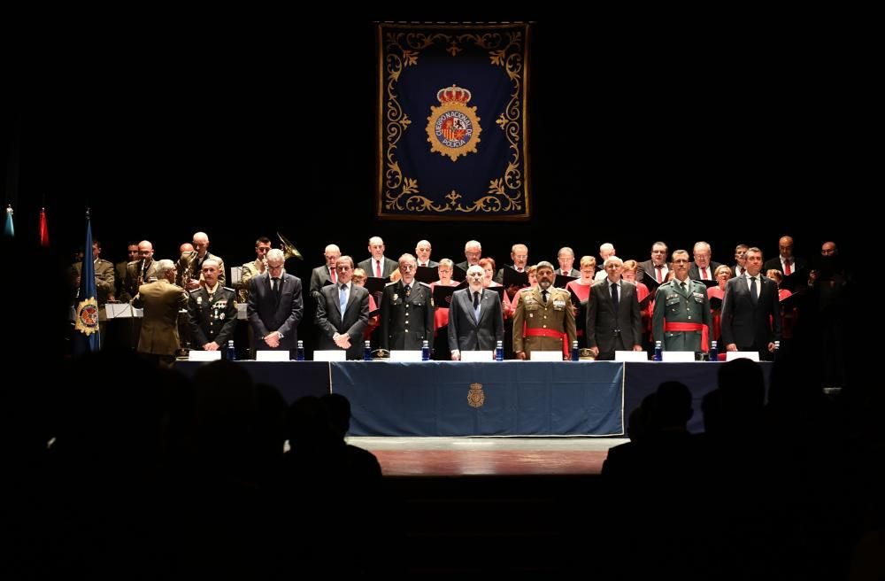 El acto institucional, en el Teatro Rosalía de Castro, ha sido presidido por el Delegado del Gobierno en Galicia.