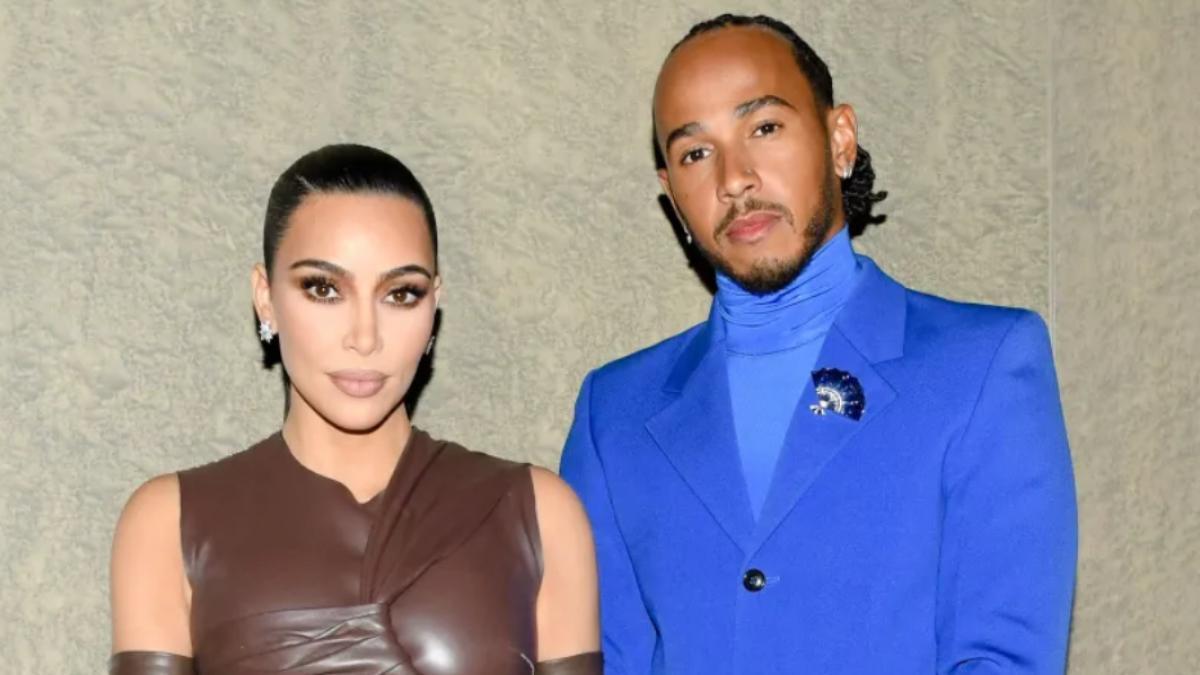 Kim Kardashian y Lewis Hamilton fotografiados en una ceremonia de premios en Nueva York en 2021 (1)