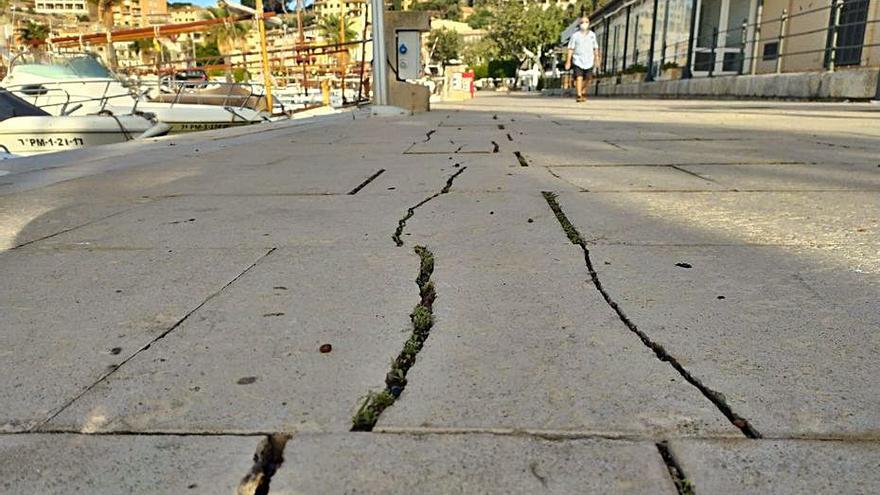 Han aparecido grietas en el pavimento del muelle.