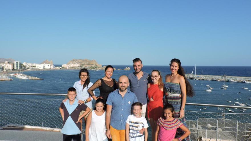 Foto de familia de los candidatos, ayer junto al mar.