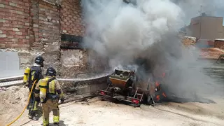 El incendio de un camión hormigonera obliga a desalojar a vecinos en Molina de Segura