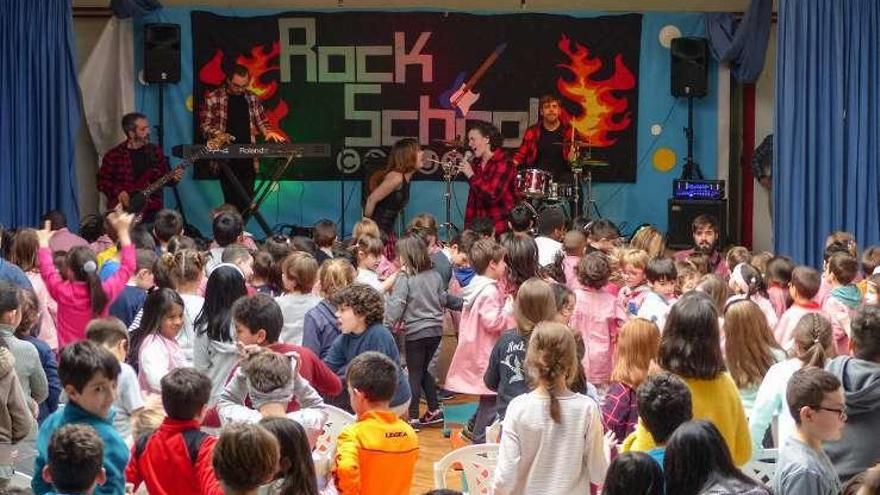 Un momento del concierto en el colegio Rosalía de Castro.