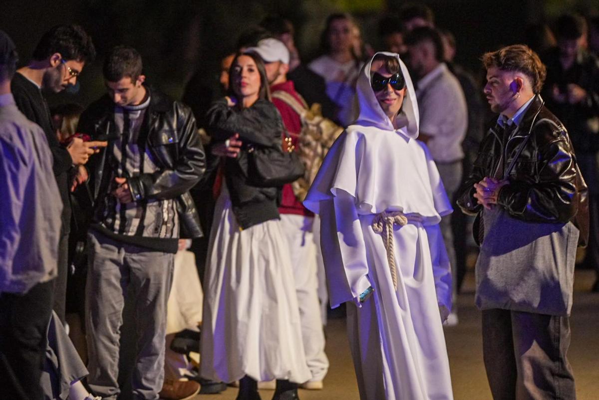 Los fans seleccionados de Rosalía esperan horas para el listening party en el MNAC, Barcelona