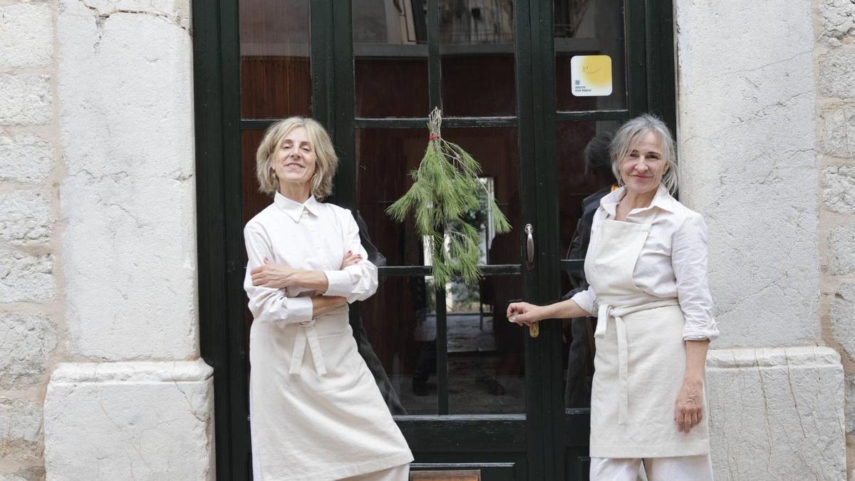 Teresa y Maria Solivellas en la entrada del Celler Tonet