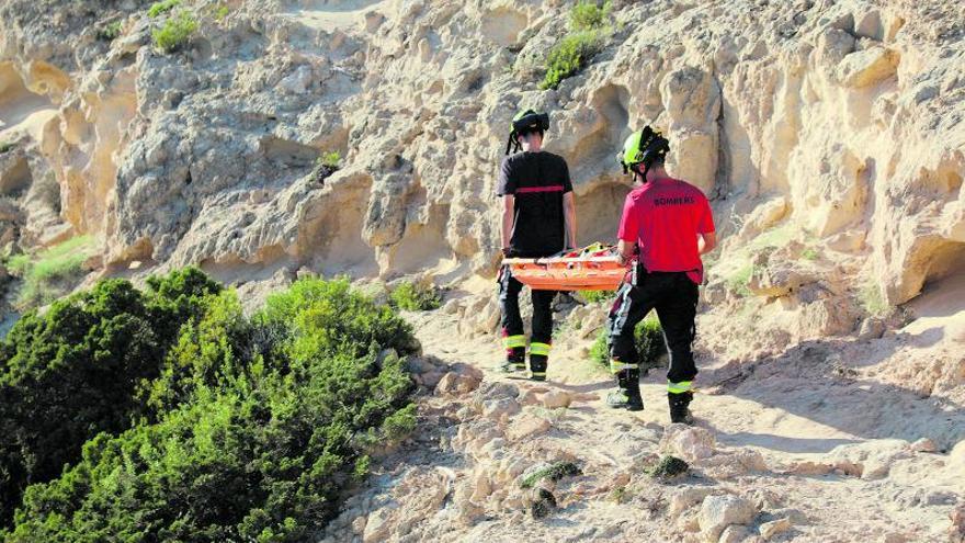 Los bomberos de Formentera acuden al rescate del cuerpo de la mujer desaparecida en s’Estufador el 20 de octubre.