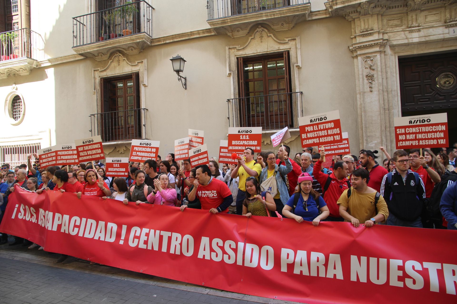 Concentración de Assido en Murcia ante la CHS