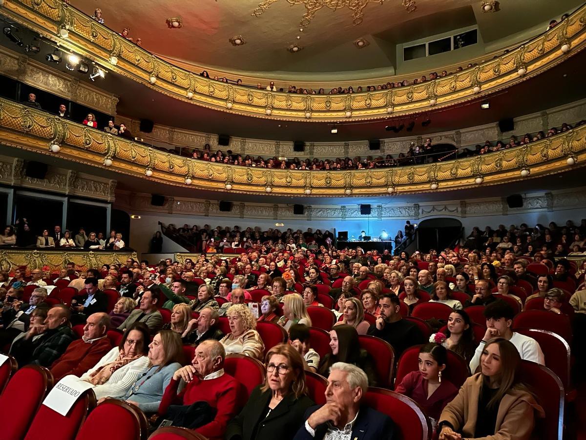 El Gran Teatro de Elche lleno durante la Gala por el Día de Andalucía este domingo