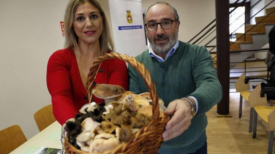 Lorena Díaz y Javier Arribas, ayer, durante la presentación de las jornadas micológicas.