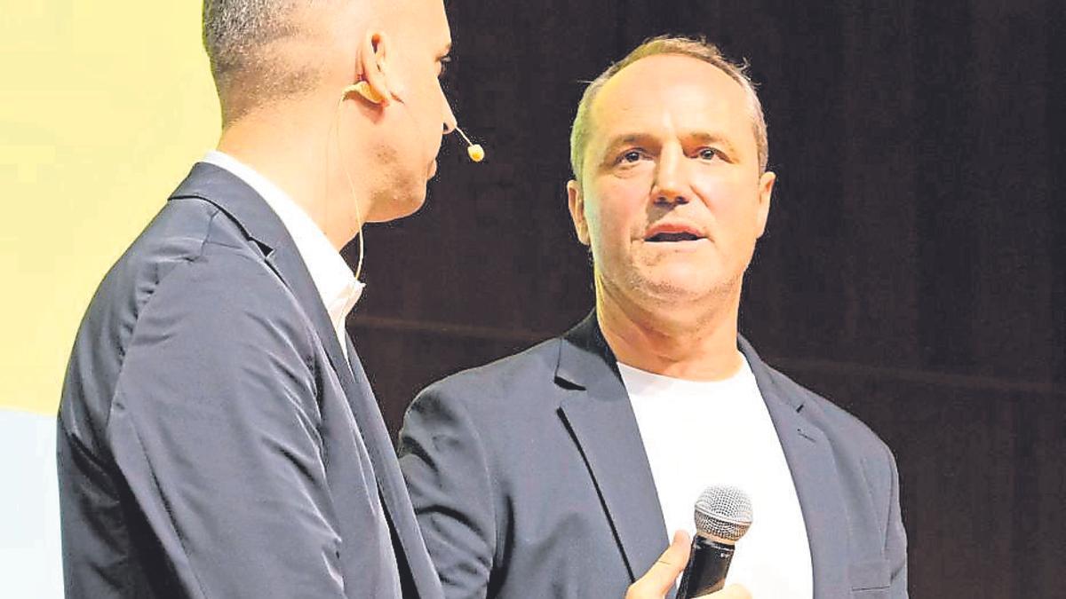 Luis Helguera, director deportivo de la UD durante la conferencia en el Paraninfo