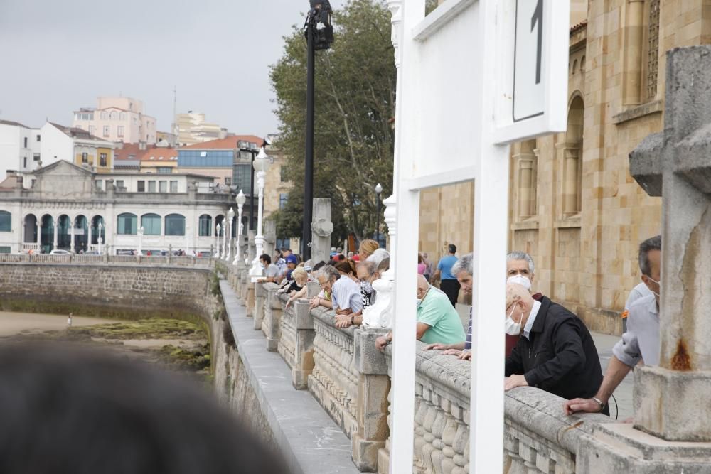 Rescatan a una mujer que se precipitó a las rocas de la playa de San Lorenzo en Gijón.