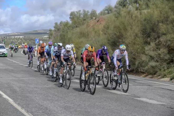 La salida de la etapa de Córdoba de la Vuelta a Andalucía en imágenes