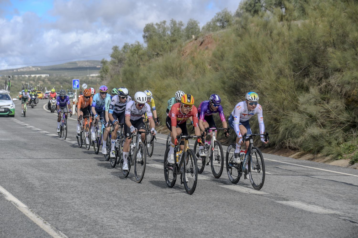 La salida de la etapa de Córdoba de la Vuelta a Andalucía en imágenes