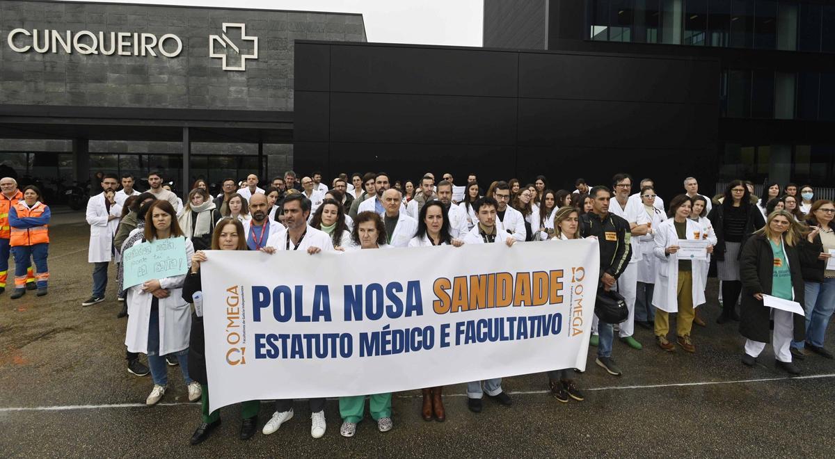 Concentración de médicos, este miércoles en el hospital Álvaro Cunqueiro de Vigo.