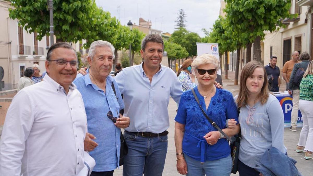 Carlos Mazón este domingo en Godella (Valencia), junto con otros cargos, militantes y simpatizantes del PP.