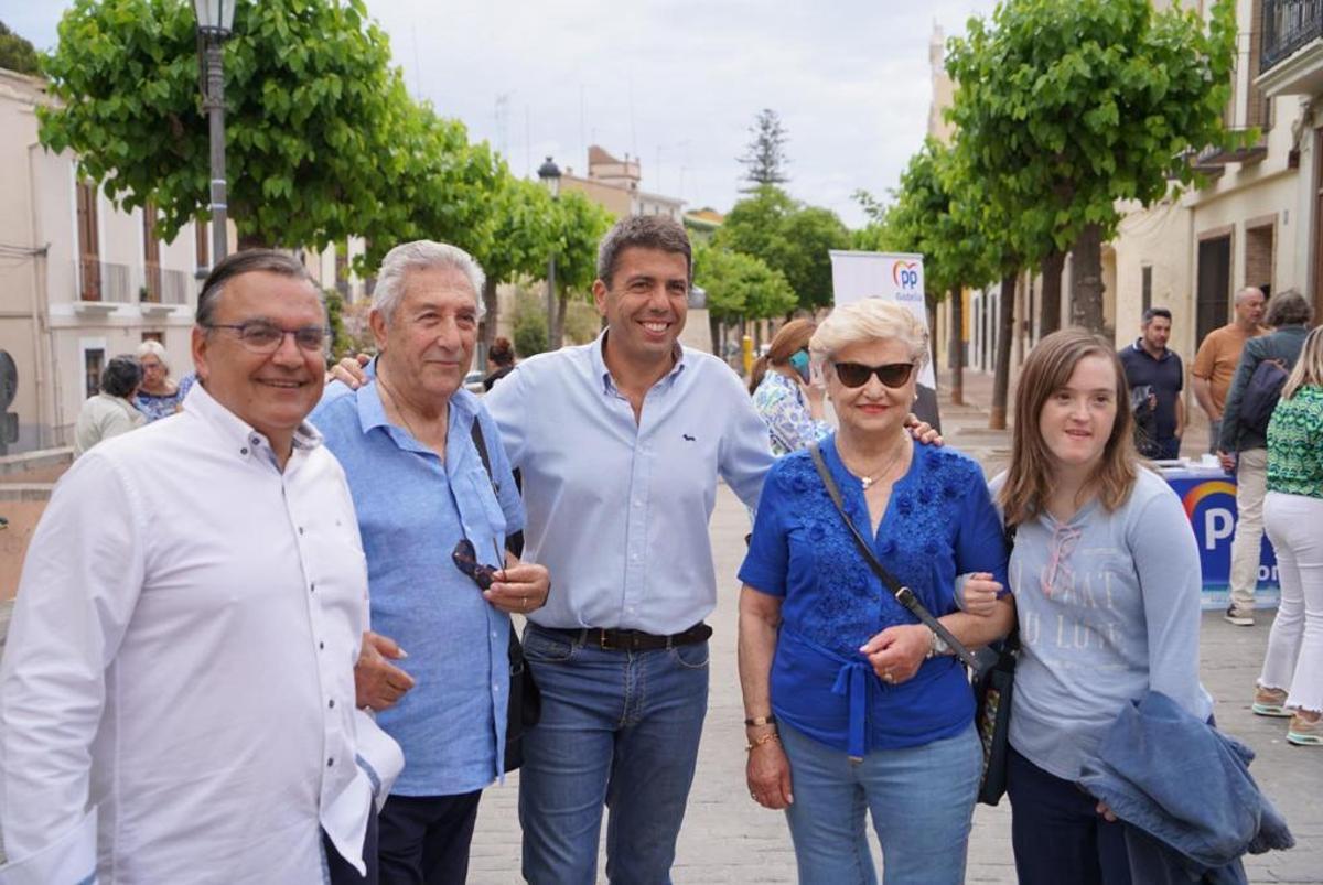 Carlos Mazón este domingo en Godella (Valencia), junto con otros cargos, militantes y simpatizantes del PP.