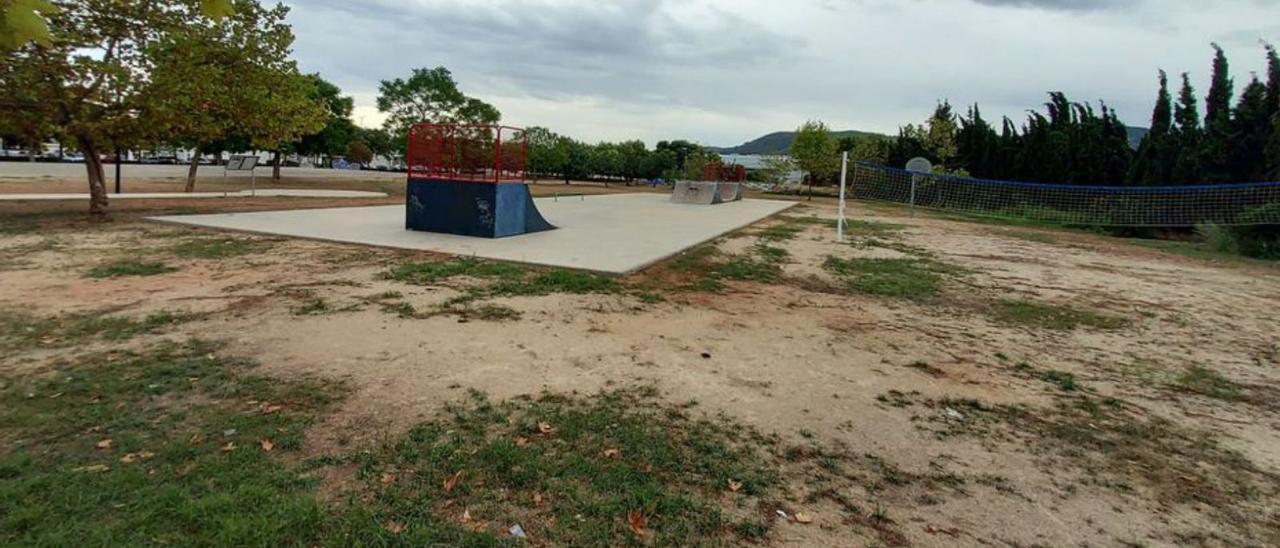 La pista se construirá en este terreno alrededor del skate park | LEVANTE-EMV