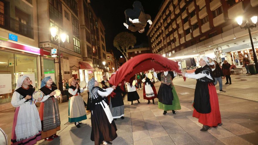 Las mazcaritas descorchan el Antroxu en Oviedo