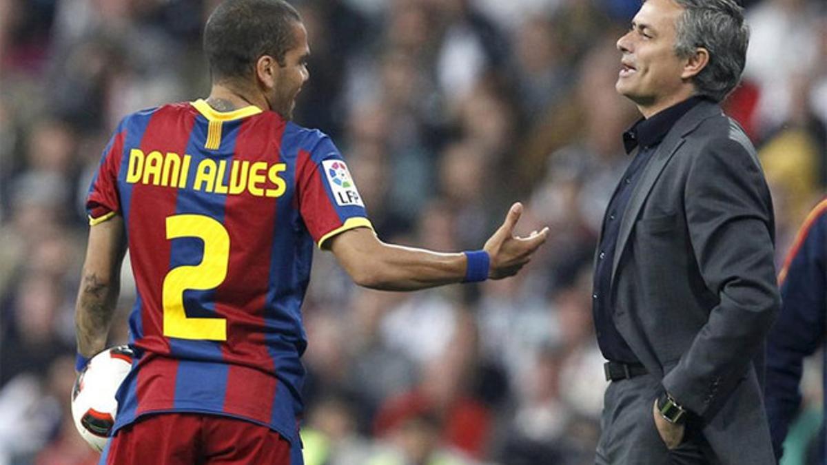 Alves y Mourinho se las tuvieron en los duelos Barça-Madrid