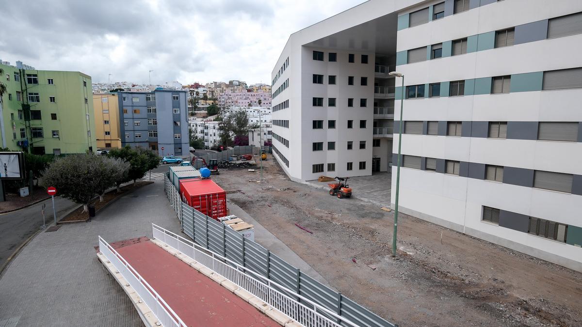 Vista exterior del nuevo edificio de la reposición de Las Rehoyas, con los accesos al inmueble todavía sin urbanizar.