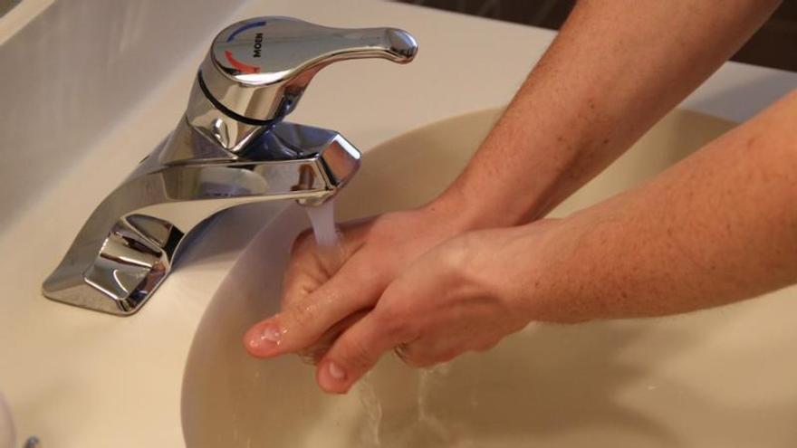 Sanidad alerta de un brote de gastroenteritis de origen vírico "altamente contagioso": estas son las recomendaciones