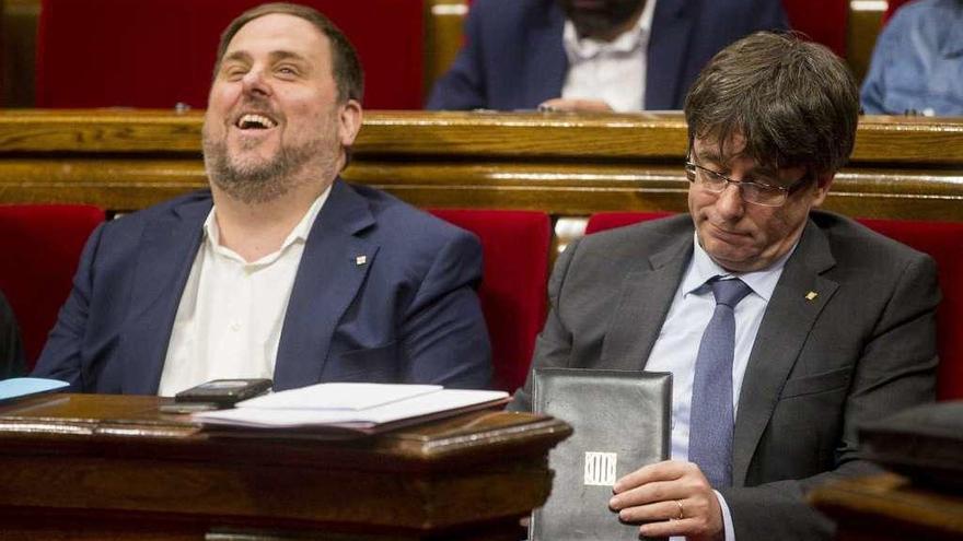 Carles Puigdemont y Oriol Junqueras, ayer, durante la sesión de control en el Parlamento catalán. // Efe