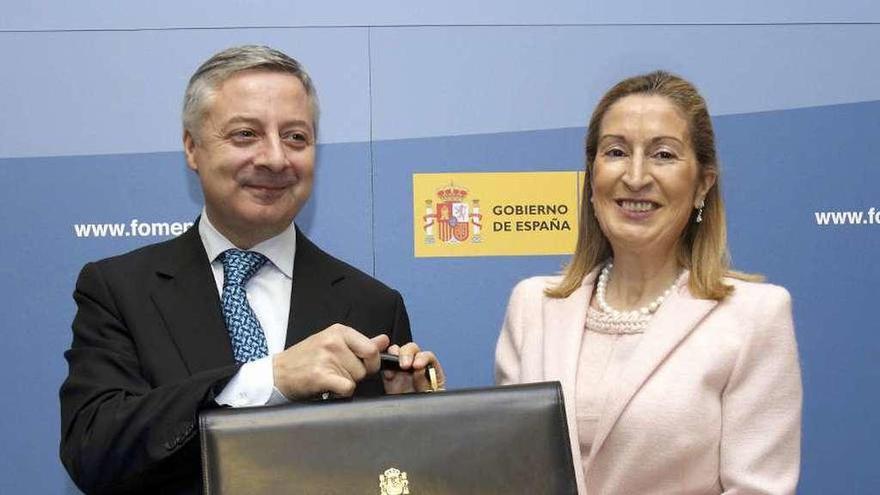 José Blanco (PSOE) cede la cartera de Fomento a Ana Pastor (PP) a finales de 2011 de Faro. // Efe