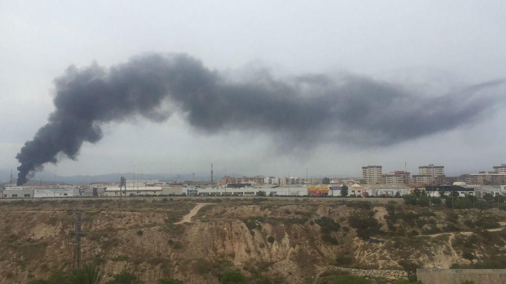 Los bomberos tratan de sofocar un virulento incendio en una planta de residuos de AIicante