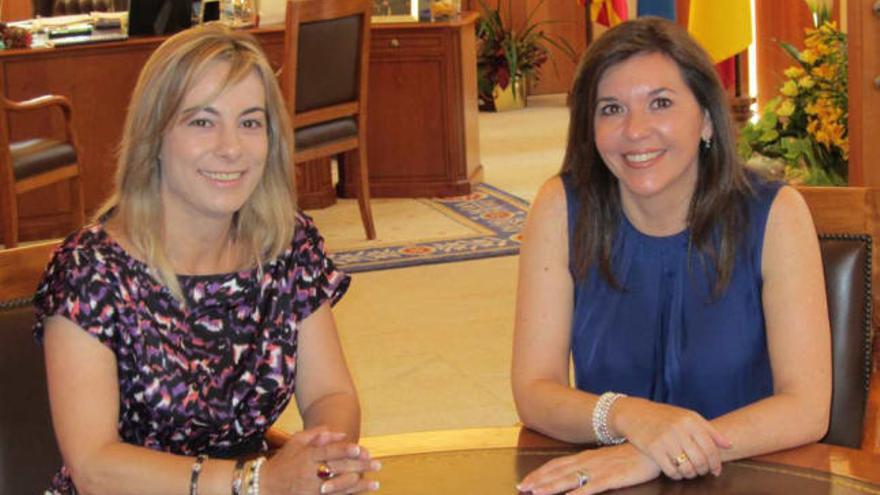 Sonia Castedo y Mercedes Alonso, ayer, en el despacho de la primera, en Alicante.