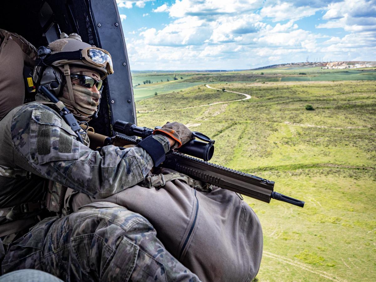 Un soldado delTercio Ampurdán de Operaciones Especiales, a bordo de un helicóptero en las maniobras Steadfast Dart 26 en Alemania