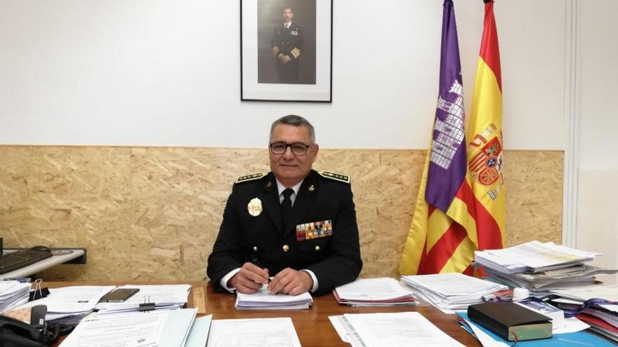 Josep Palouzié, Chef der Ortspolizei von Palma de Mallorca an seinem Schreibtisch.