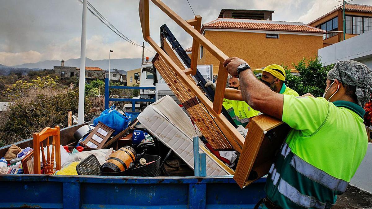 Diverses persones ajuden en l’evacuació d’una casa a Todoque. | EUROPA PRESS