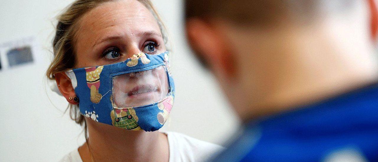 Una profesora utiliza una mascarilla transparente para comunicarse con sus alumnos sordos, en Bruselas, el pasado 4 de mayo.