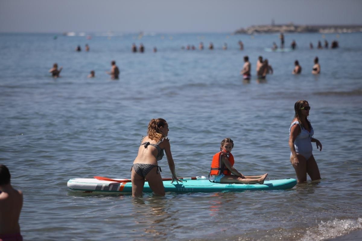 Los cordobeses regresan a las playas de Fuengirola ante la nueva normalidad