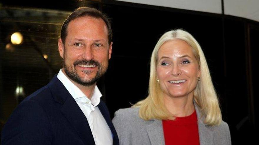 Mette-Marit lamenta haberse reunido varias veces con Epstein