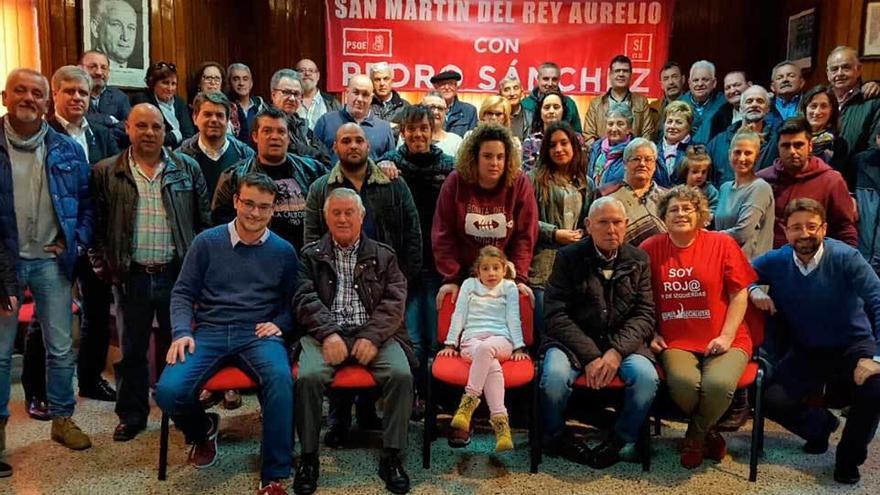 Asistentes al acto de apoyo a Pedro Sánchez celebrado ayer en El Entrego.