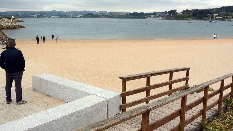 Panorámica de la playa de Oza, ayer, desde uno de sus accesos.