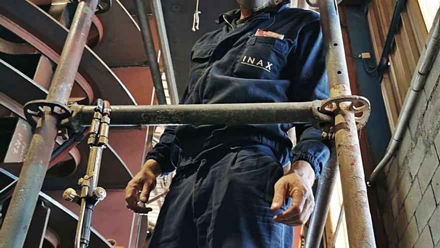 Un trabajador en un astillero de Moaña. |   // GONZALO NÚÑEZ