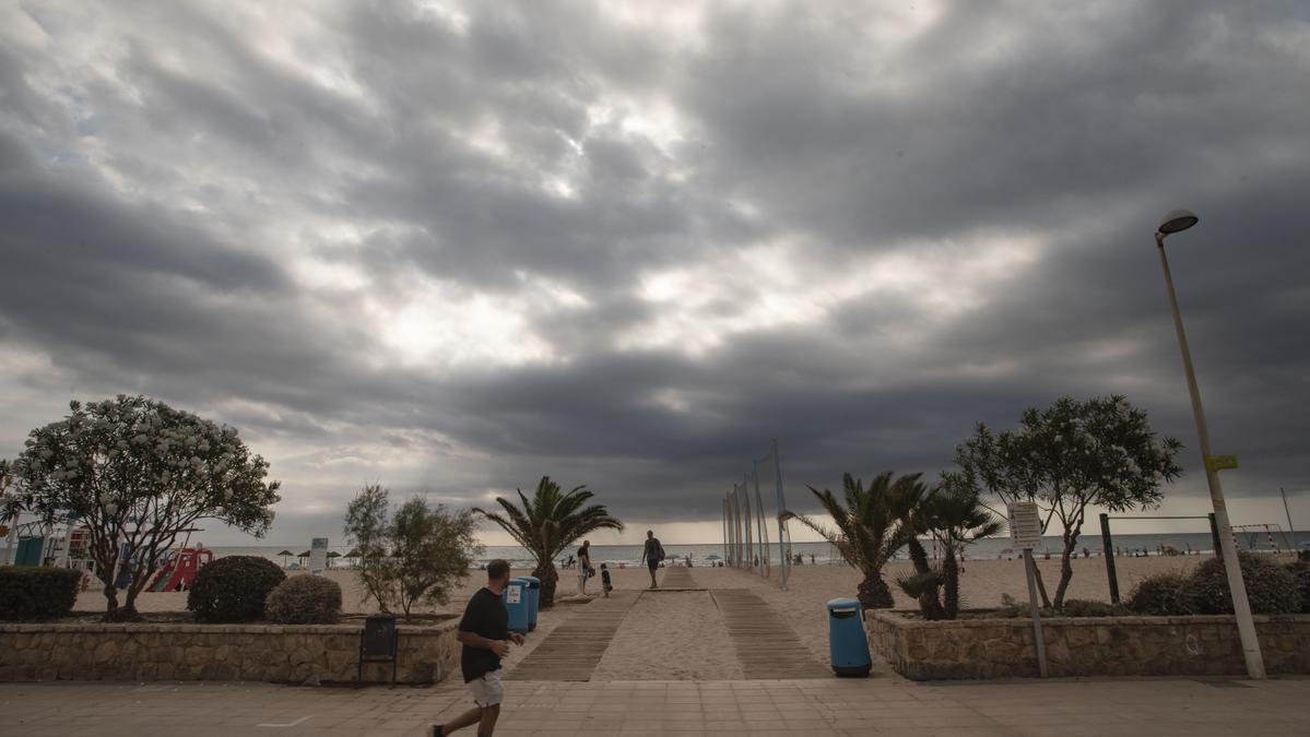 Nubes en la playa del Puerto de Sagunto. Qué son las cabañuelas de agosto y cómo se calculan