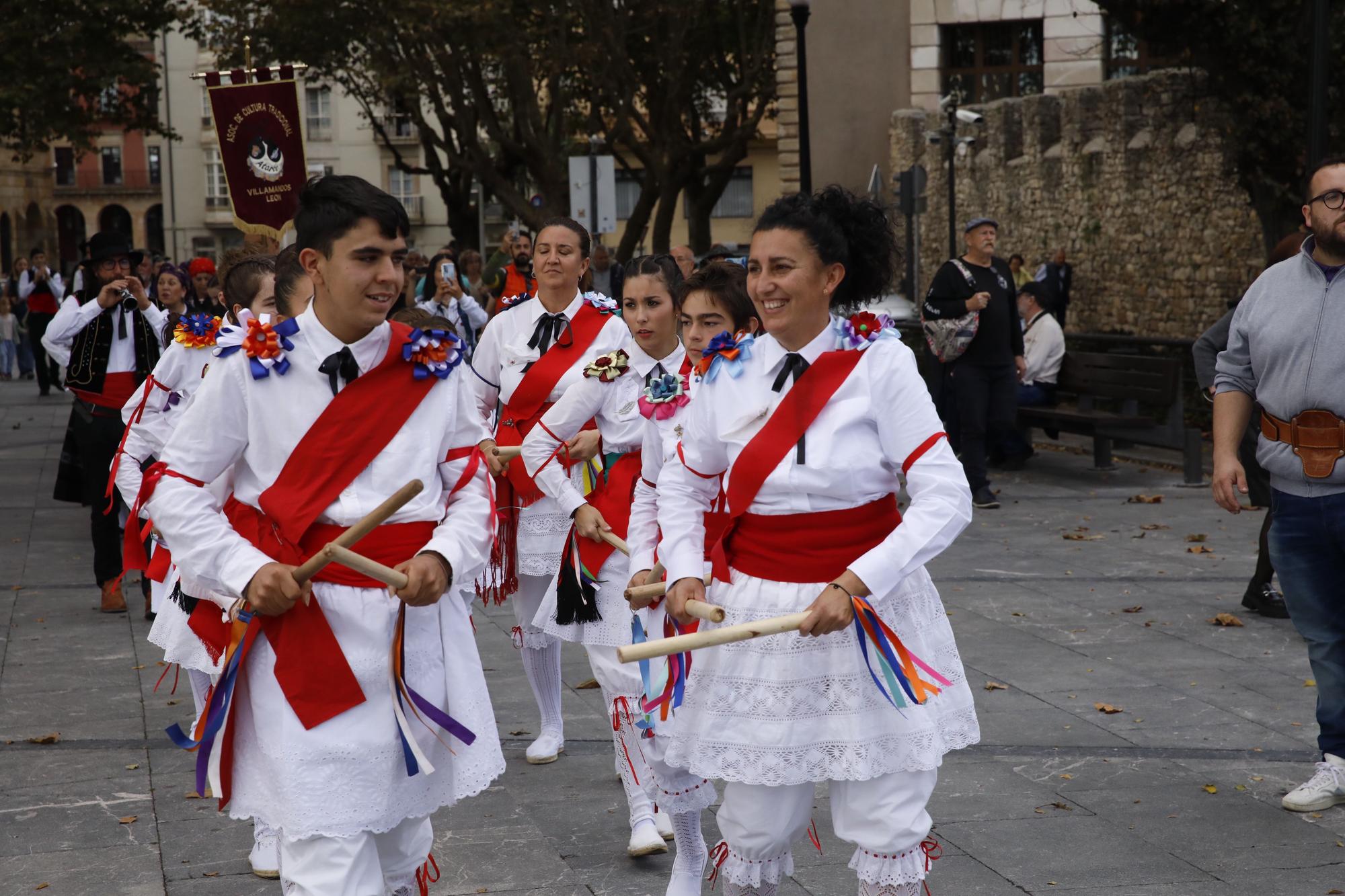 En imágenes: Gijón celebra el Día de León con bailes y el desfile de pendones