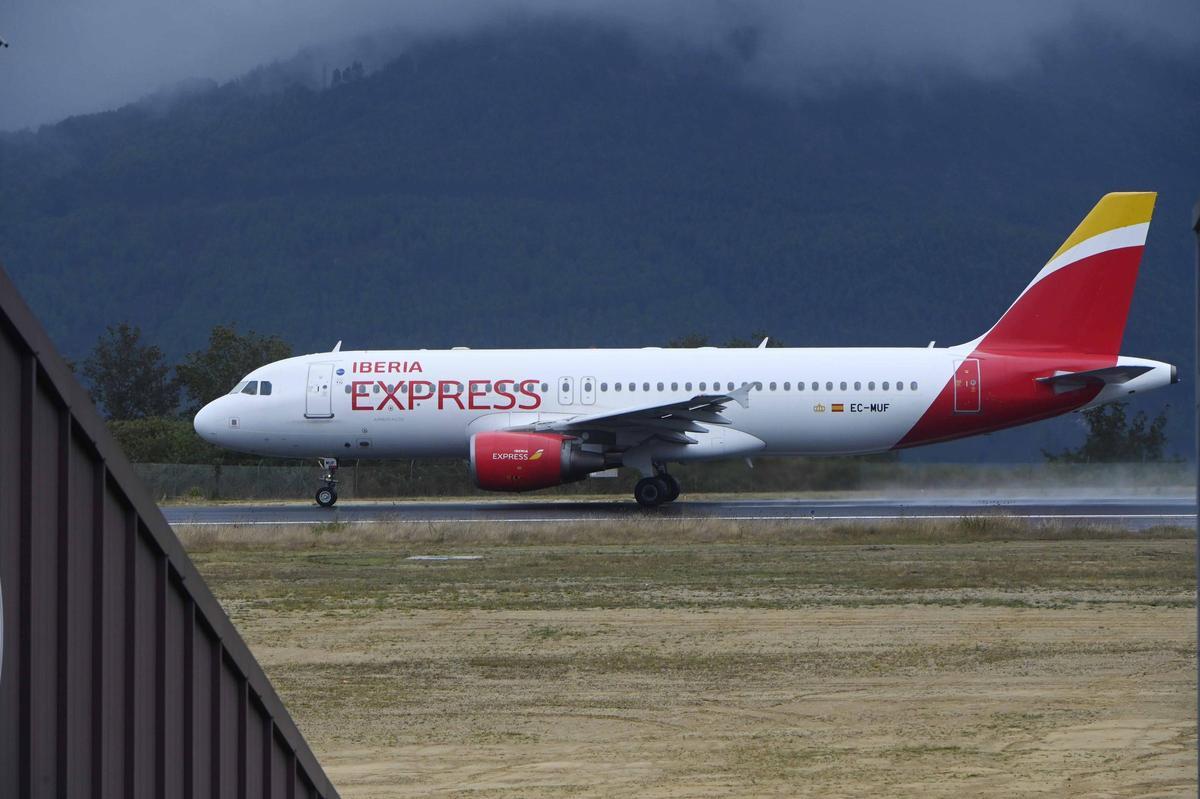 Avión de Iberia Express en el último vuelo desde el aeropuerto de Peinador en septimbre de 2024