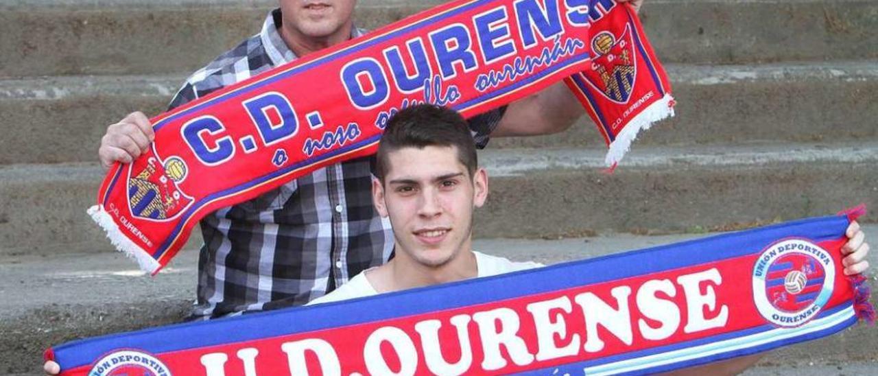 José Ramón, con la bufanda de CD Ourense, y Jorge, con la unionista, en los accesos al estadio de O Couto. // Iñaki Osorio