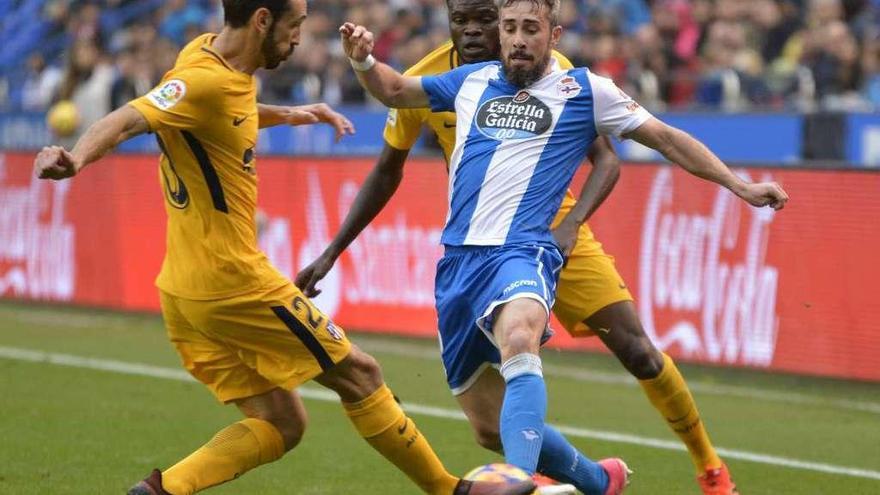 Luisinho intenta superar a Juanfran durante el partido de ayer en Riazor.