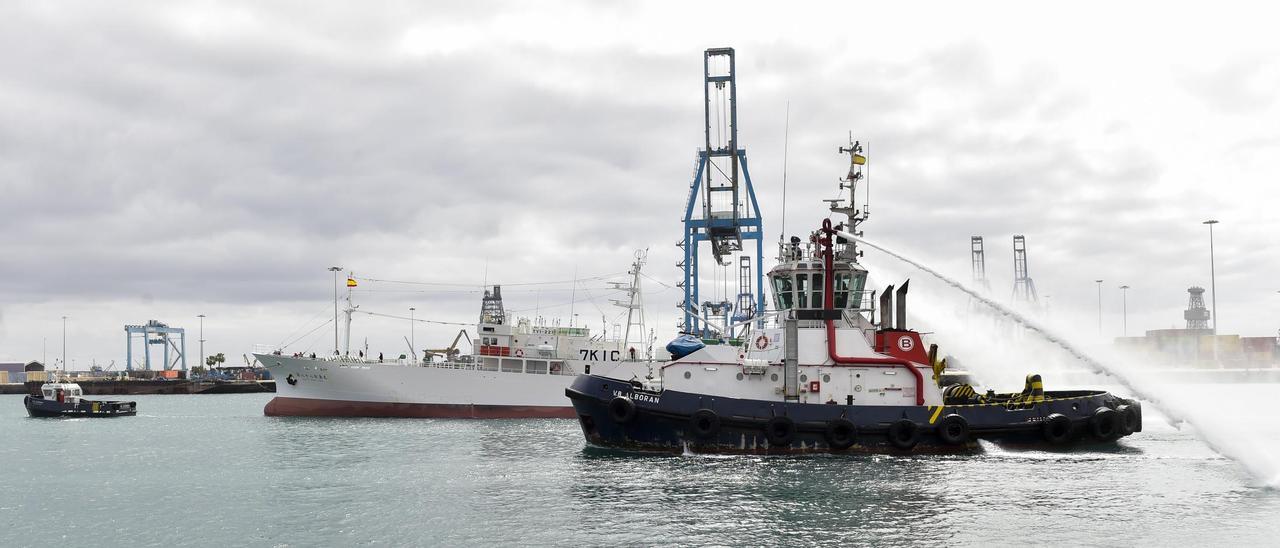 Un remolcador de la corporación marítima Boluda, durante la bienvenida a un barco pesquero en el Puerto de Las Palmas.