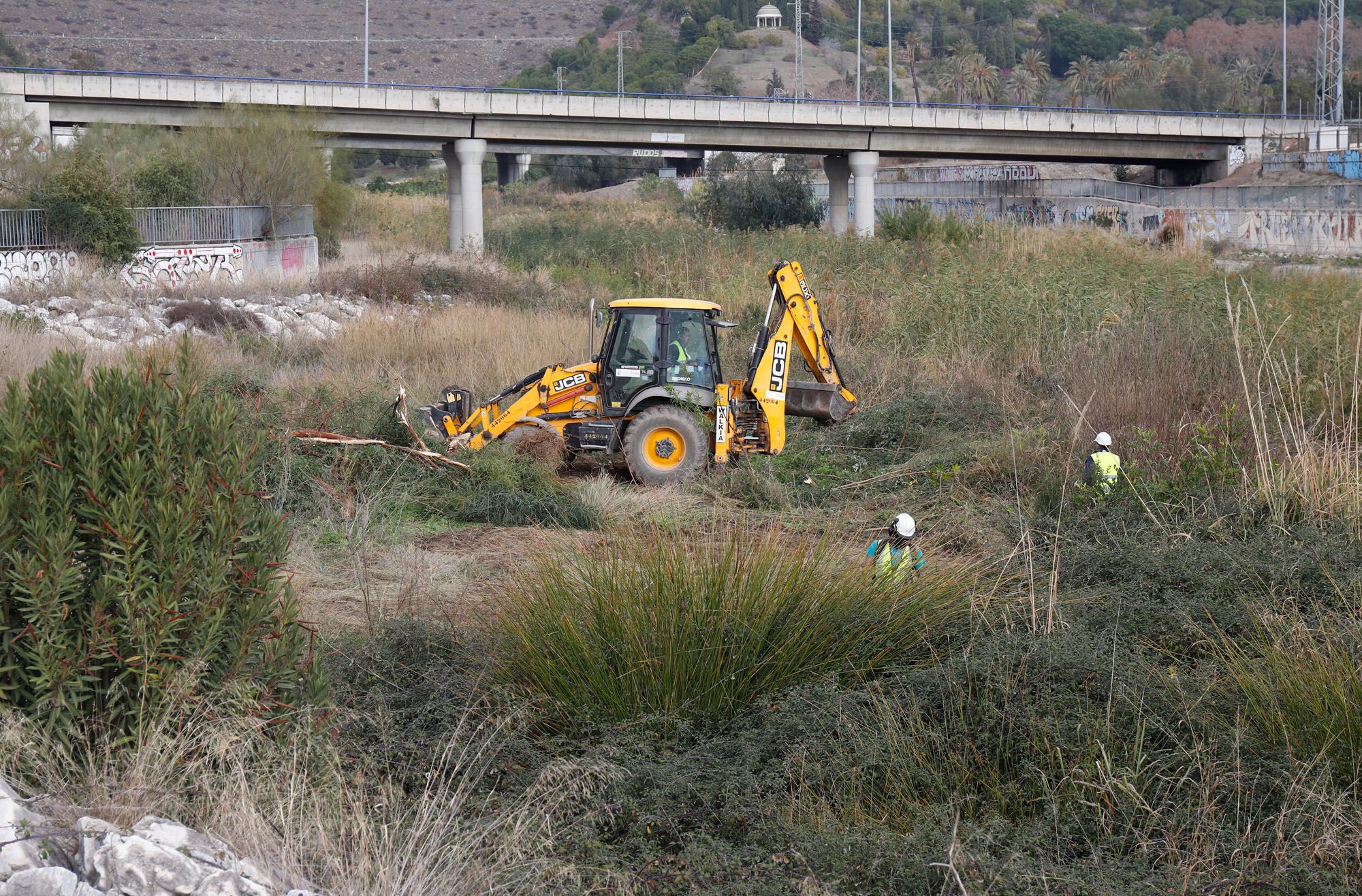 Inicio de la obra para crear un parque fluvial en el cauce del río Guadalmedina