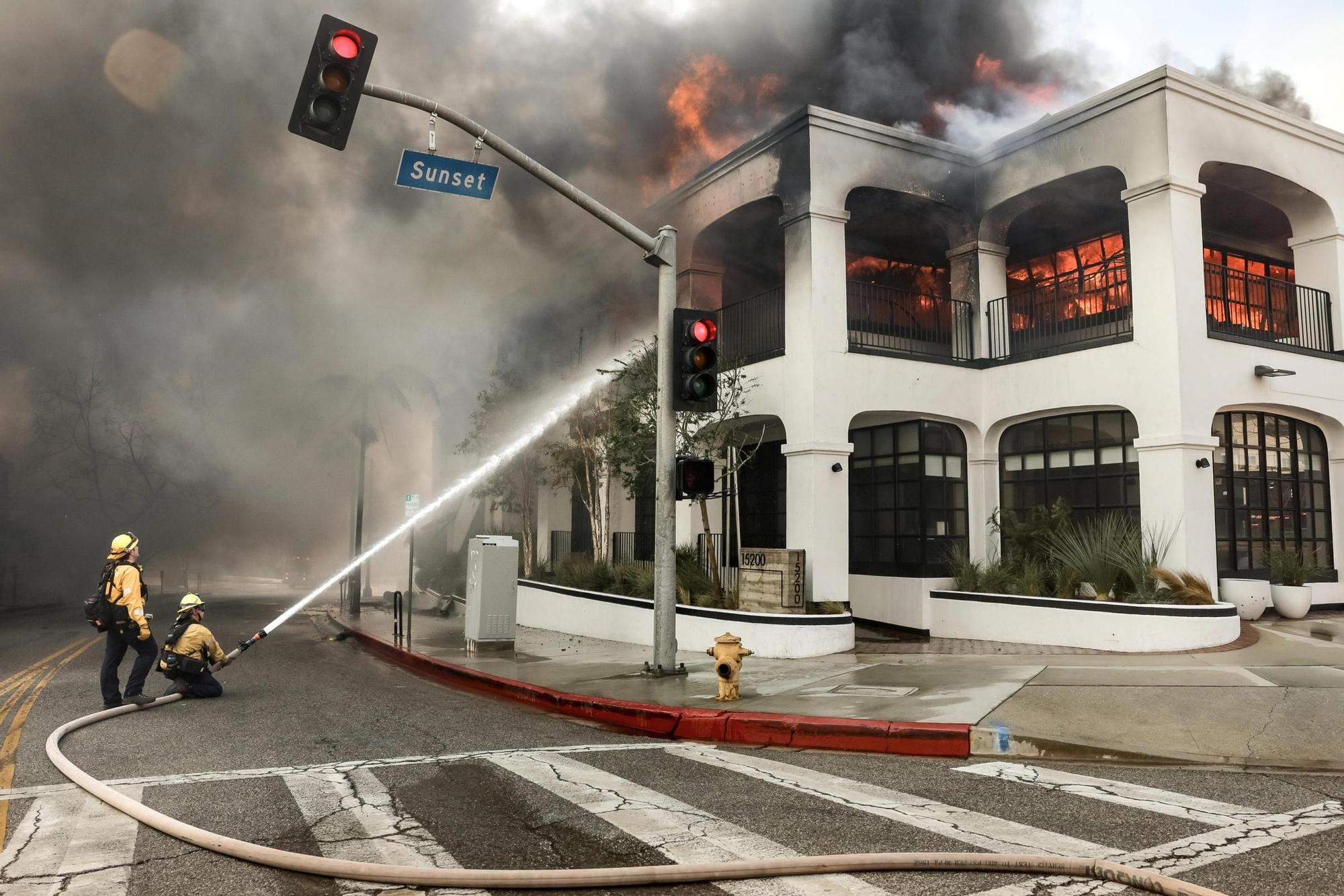 Seis incendios, la mayoría sin control, acorralan a Los Ángeles y dejan cinco muertos