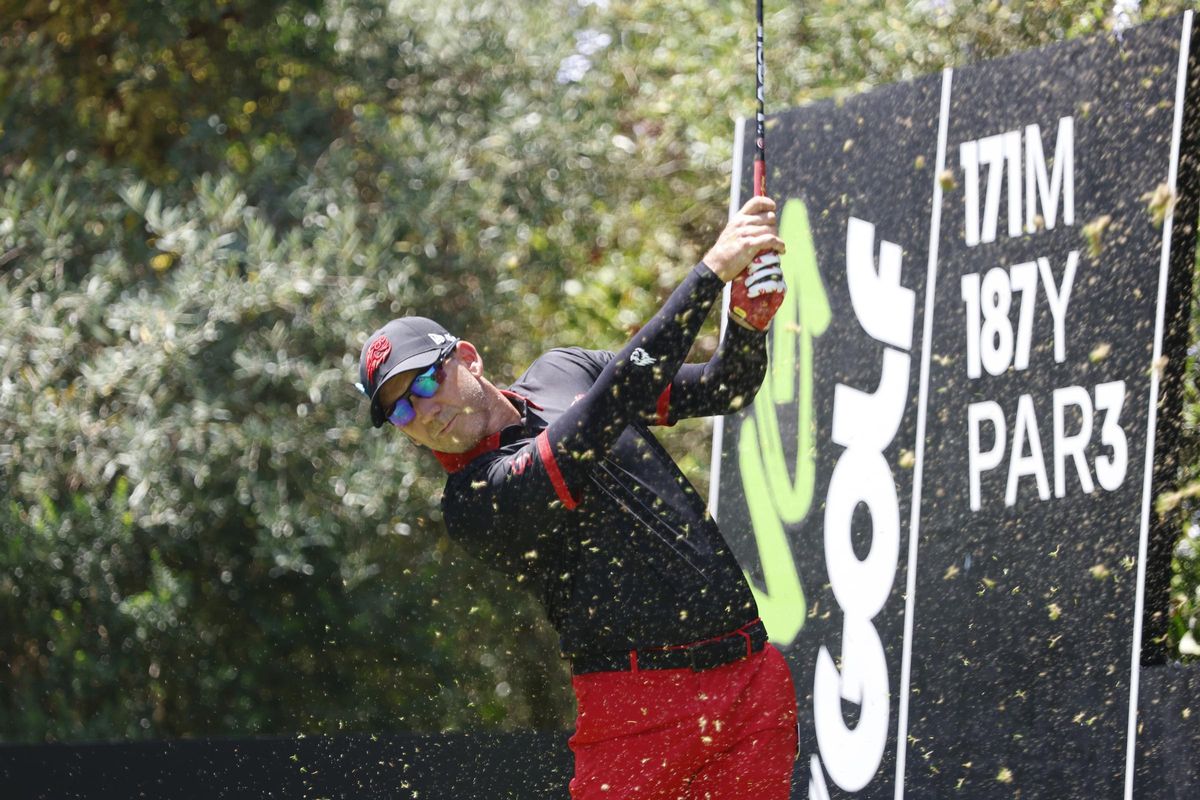 Sergio García lanza su bola en la salida del hoyo 3, este jueves en el campo de Valderrama en San Roque (Cádiz)