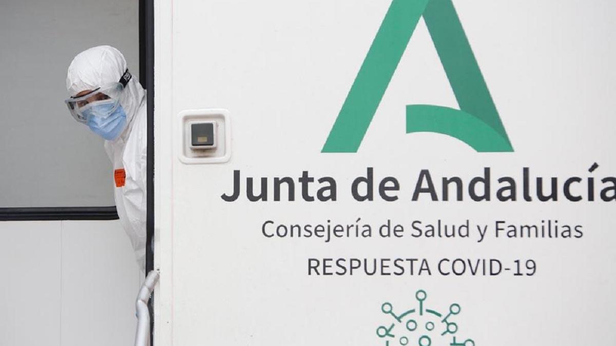 La Unidad Móvil de la Consejería de Salud y Familias de la Junta de Andalucía que se desplaza para realizar los cribados de test covid.