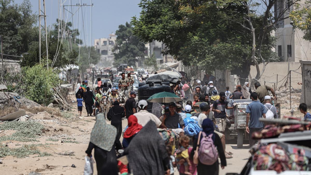 Palestinos abandonan la ciudad de Jan Yunis, por las órdenes de evacuación del Ejército israelí.